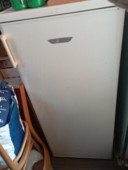 chladnička, s mrazákem. 2870 kč Chladničky s mrazničkou výšk