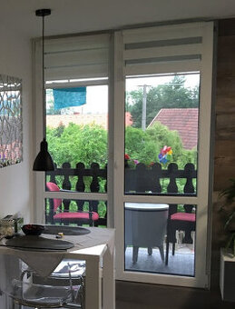 Plastové dvoukřídlé dveře