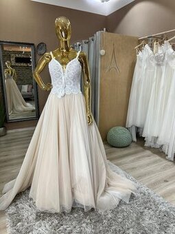 Romantické svatební šaty s krajkovým živůtkem