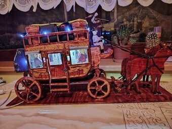 Ručně vyřezávaný starý dostavník tažený koňmi