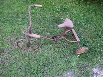 Prastará dětská tříkolka