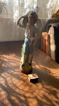 Starožitná  porcelánová soška