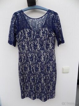 Pouzdrové šaty s krajkou. Společenské šaty.