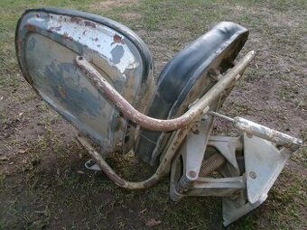 prodám litinovou výlevku, ruční mandl, litinové podstavce...