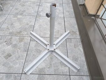 Kovový stojan na slunečník