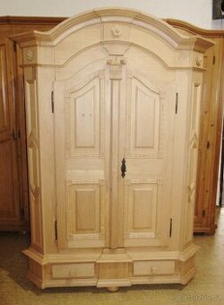 Vyřezávaná šatní skříň z borovice - masiv - Výborný stav