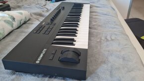 Prodám MIDI klávesy Native Instruments Komplete Kontrol A49