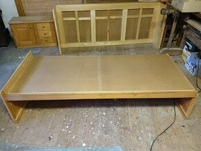 Dřevěná postel - 1
