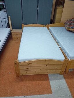 Prodám hezkou postel z masivu-smrk 100 x 200 cm