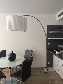 Stojací oblouková lampa – bílý textilní klobouk