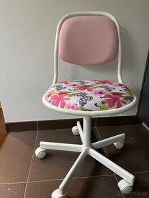 Dětská otočná židle k pracovnímu stolu z IKEA