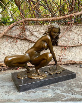 Erotická bronzová socha - nahá sexy žena, umělecká figurka