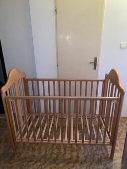 Dřevěná dětská postýlka 120x60 – masiv, pěkný stav