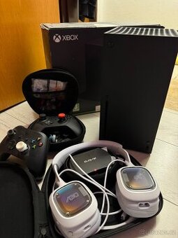 Xbox series x plus herní příslušenství na FPS hry.