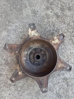 střed zadního kola ČZ 175/501 - skútr, prase