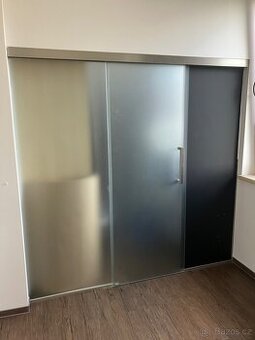 Skleněná stěna s posuvnými dveřmi