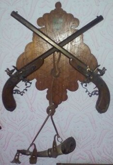 dlouhé pušky, na dřevěnném věšáku