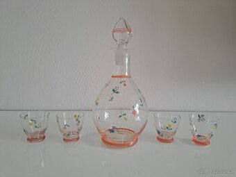 Skleněná karafa se čtyřmi skleničkami