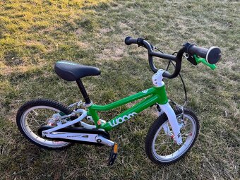 Dětské kolo Woom 2 s helmou S a se stojánkem