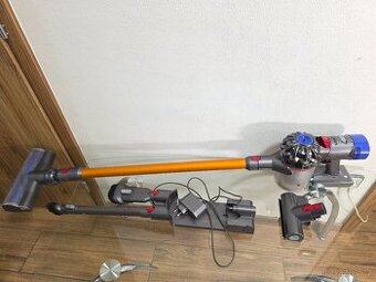 Dyson V8 Absolute s nabíječkou a příslušenstvím-nová baterie