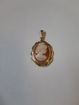 Zlatý přívěšek camei