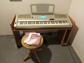 Dřevěný stolek na klávesy / keyboard