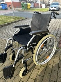 Invalidní vozík Meyra skládací s brzdama pro doprovod