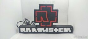 Znak Rammstein s podsvětlením (led pásek).