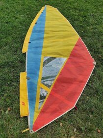 Windsurfingová retro plachta