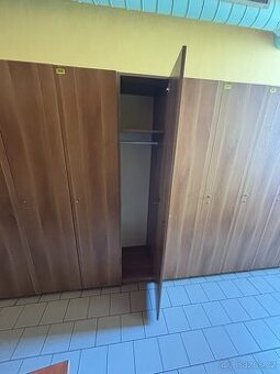 Prodám použité šatní skříně - 1