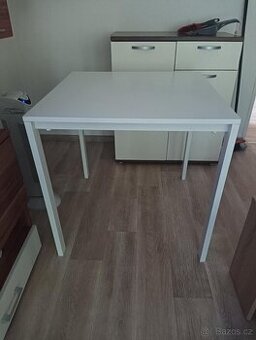 Menší jídelní stůl IKEA