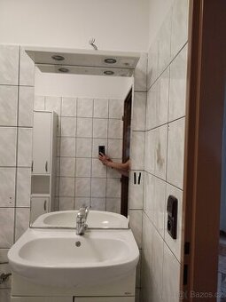 Koupelnová skříňka s umyvadlem a zrcadlem