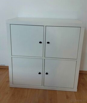 Kallax Ikea knihovna s dvířky