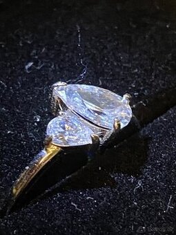 Stribeny prsten se zirkonem ve tvaru waterdrop