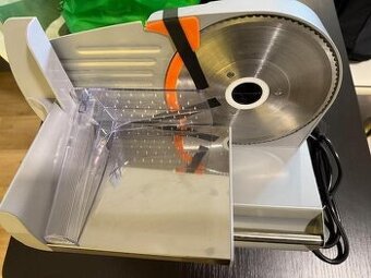 Kráječ na chleba, zeleninu, maso a sýry