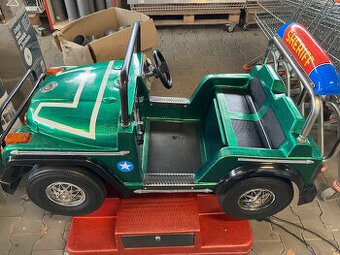 Houpací autíčko na mince.