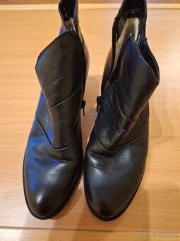 Dámské kožené zimní boty.