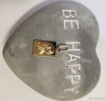 Zlatý přívěšek s písmenem R