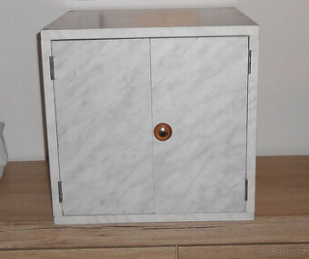 Dřevěná menší skříňka