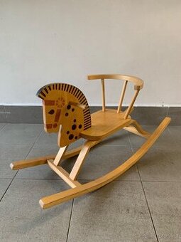 Dřevěný houpací koníček