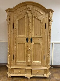 Šatní skříň šíře 127cm, vyřezávaná