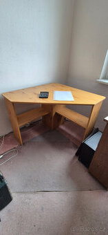 Rohový psací stůl