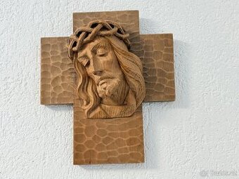 Dřevěný kříž s hlavou Ježíše Krista dřevořezba