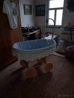 Prodám dětskou postýlku na kolečkach