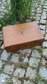 Truhla, starožitný úložný box na šití včetně vybavení - 1