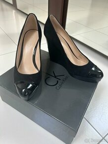Calvin Klein, boty na podpatku