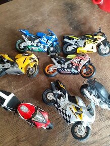 Modely motorek Maisto.
