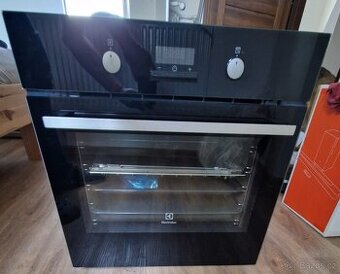 Vestavná trouba Elektrolux EOA754500K