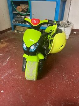 Motorka s helmou