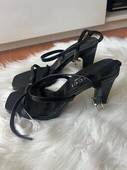 GUCCI ORIGINÁL SPOLEČENSKÉ BOTY NA KLÍNKU NA PODPATKU VEL.37